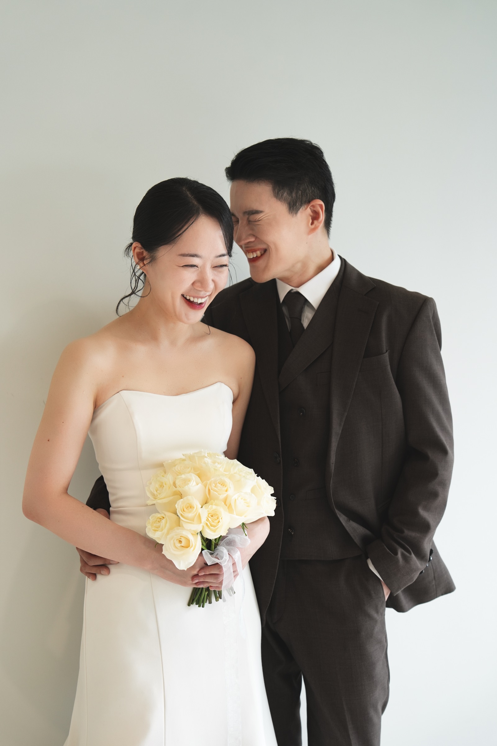 꽃다발을 들고 다정하게 기대어 선 김필중과 유도영