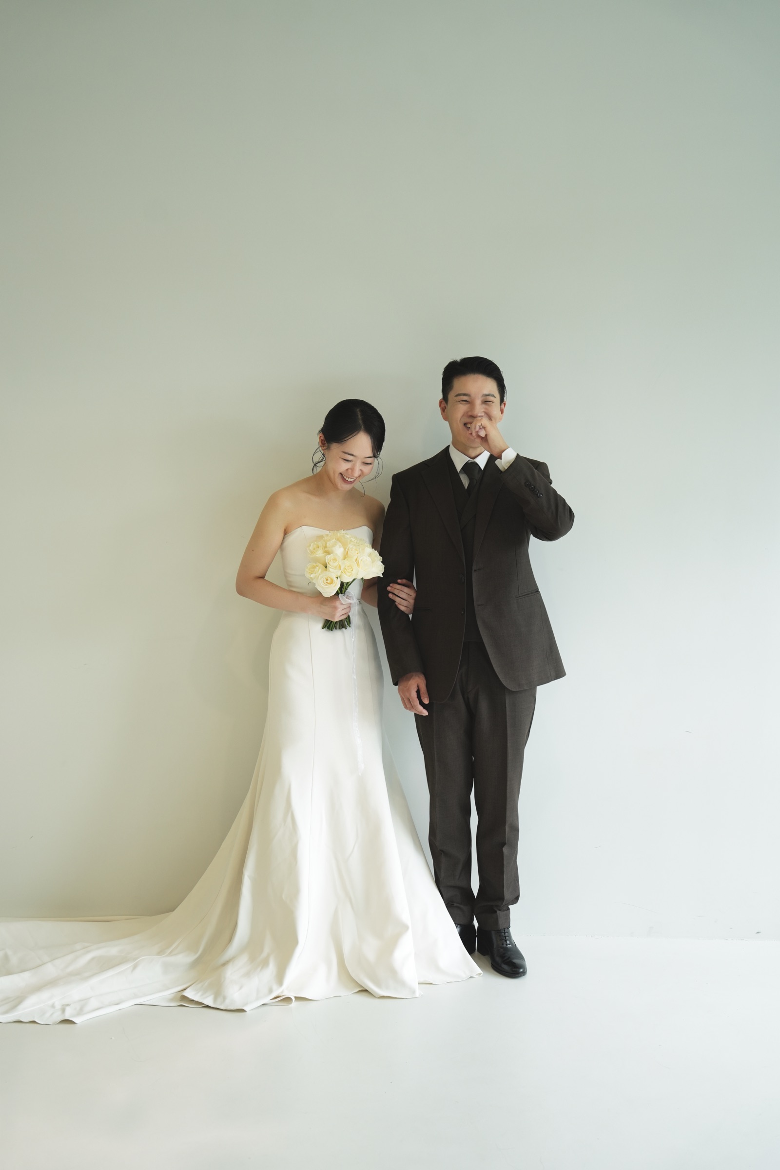꽃다발을 들고 환하게 웃는 김필중과 유도영
