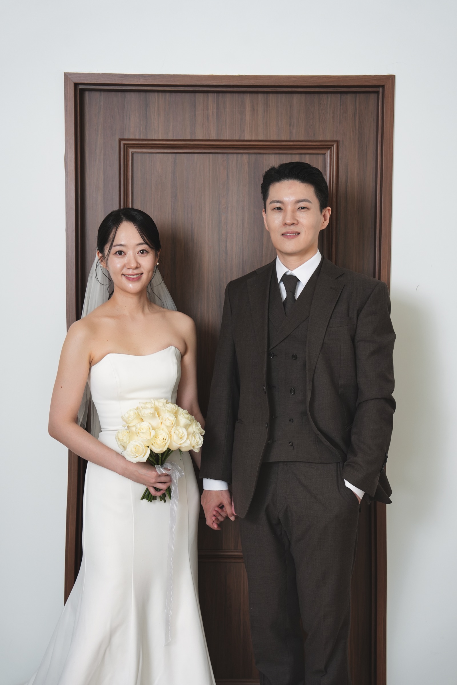 문 앞에서 나란히 선 김필중과 유도영