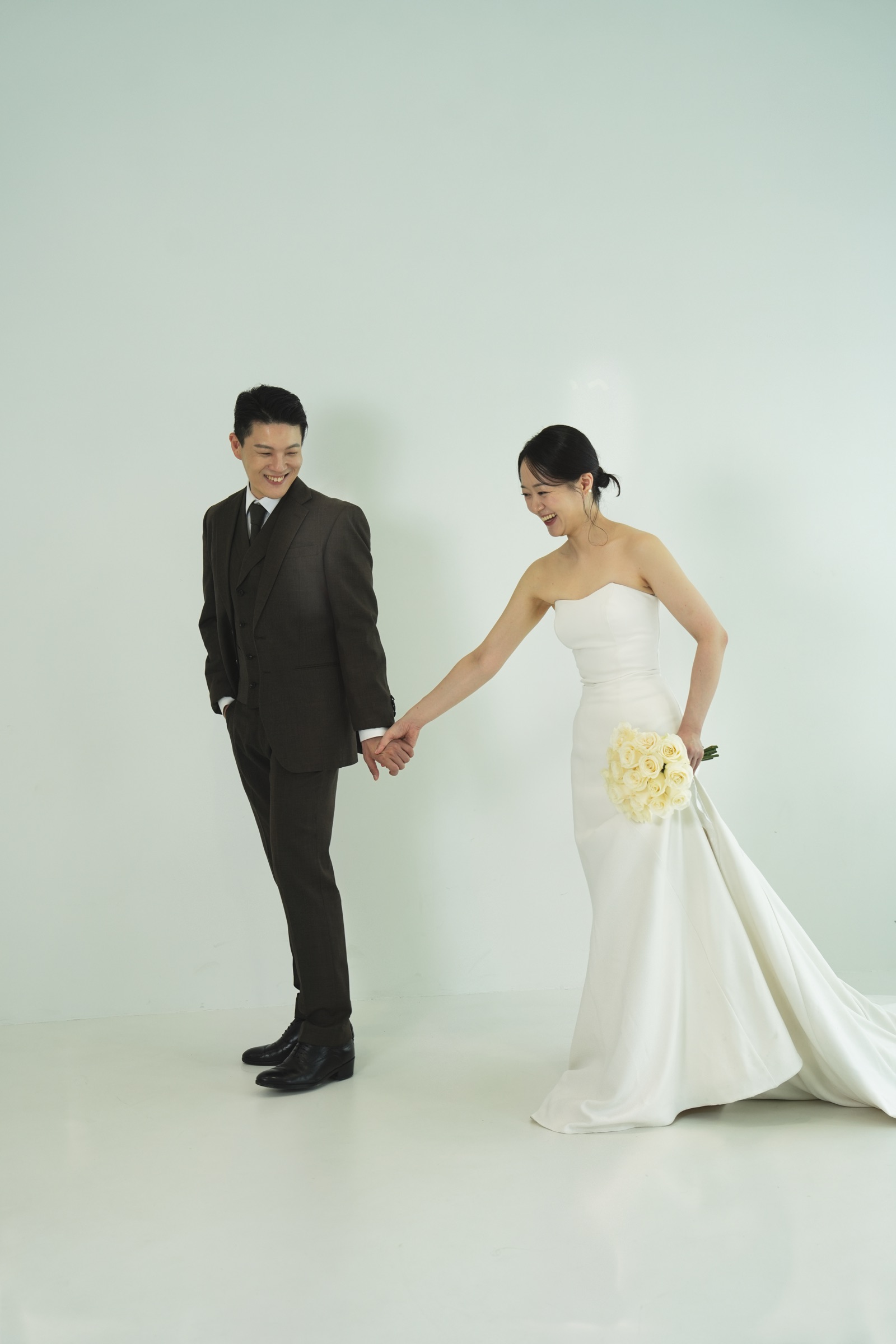 손을 잡고 마주 선 김필중과 유도영