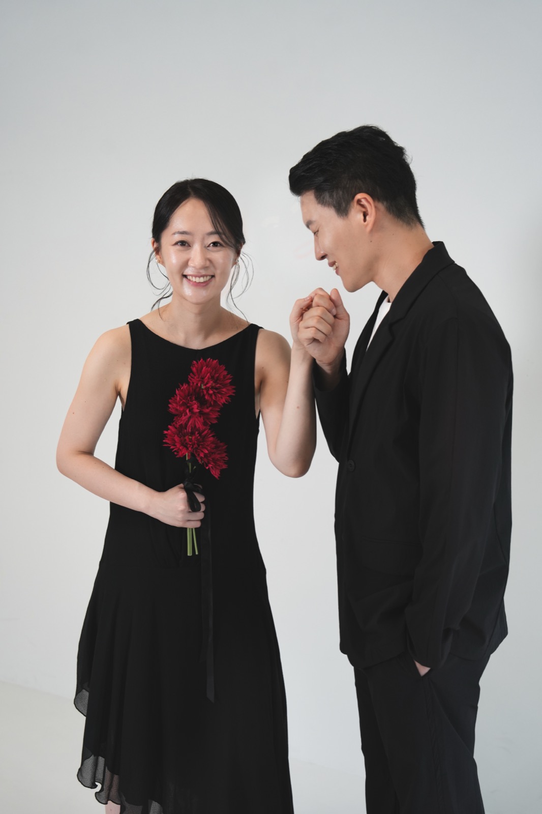 붉은 꽃을 든 유도영과 손을 맞잡은 김필중