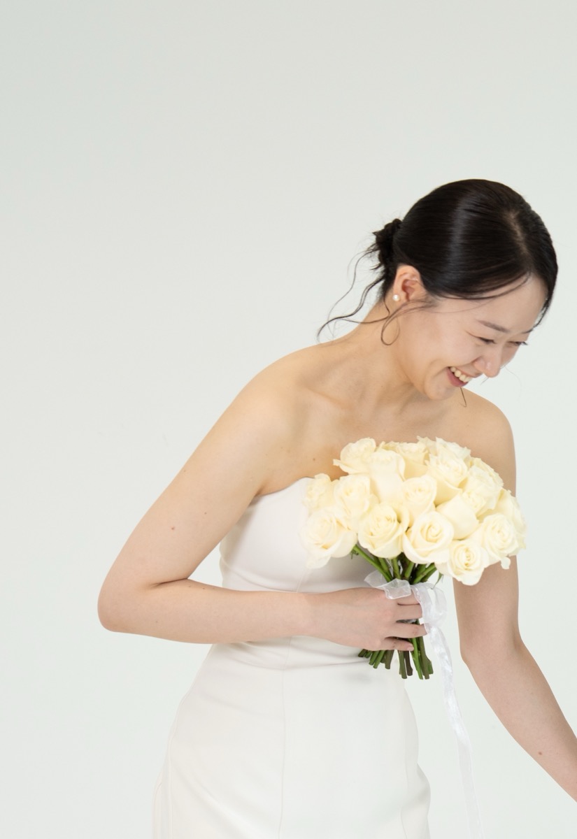 꽃다발을 들고 웃는 유도영